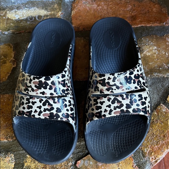 OOFOS Sandals. - Picture 3 of 5